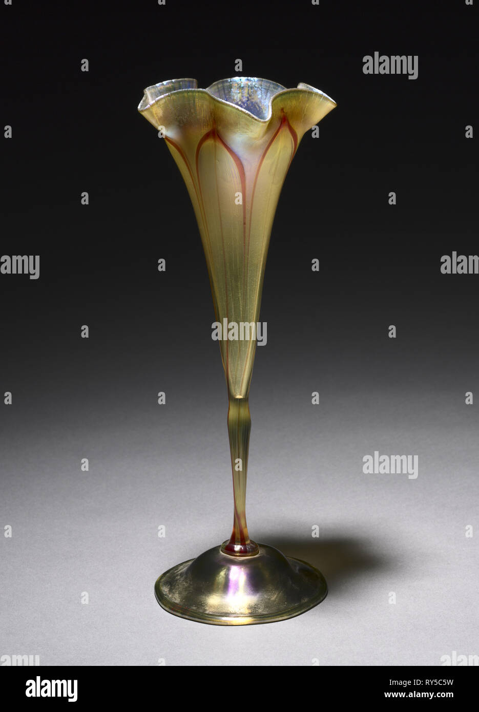 Goblet-Shaped derivava Vase, c. 1895. Tiffany e società (americano), Louis Comfort Tiffany (American, 1848-1933). Favrile vetro; complessivo: 33 cm (13 Foto Stock