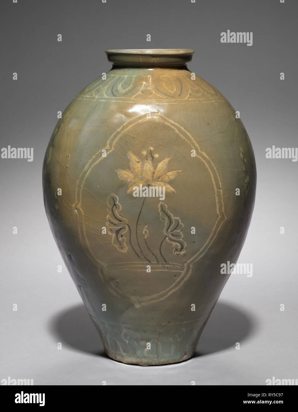 Pallone con intarsio di Lotus Design, 1200s-1300s. Corea, periodo Goryeo (918-1392). Gres, céladon con decorazione intarsiata Foto Stock