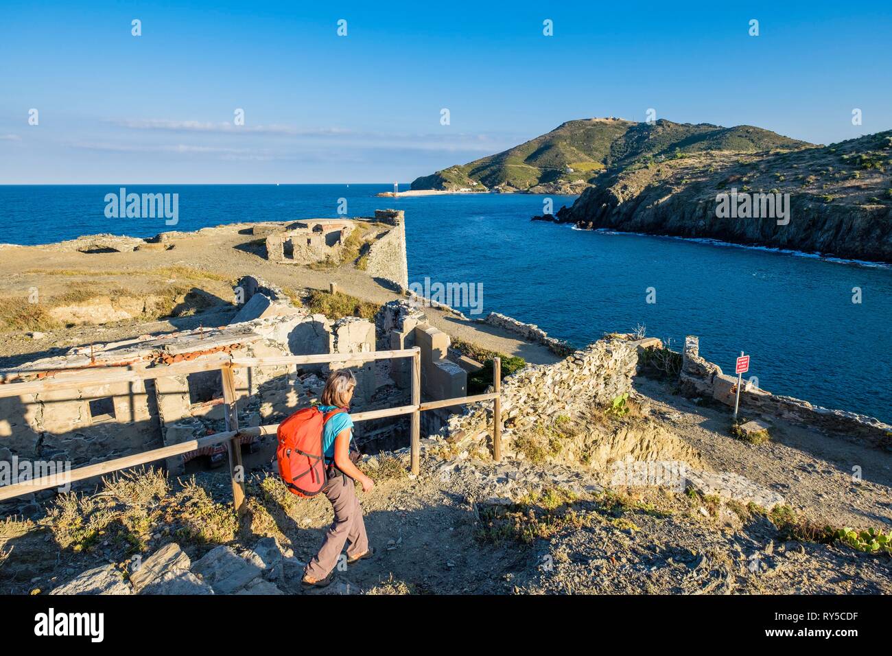 Francia, Pirenei orientali, Cote Vermeille, trekking sul Sentiero costiero vicino Port-Vendres, resti di Mauresque Fort, anse de la Mauresque Foto Stock