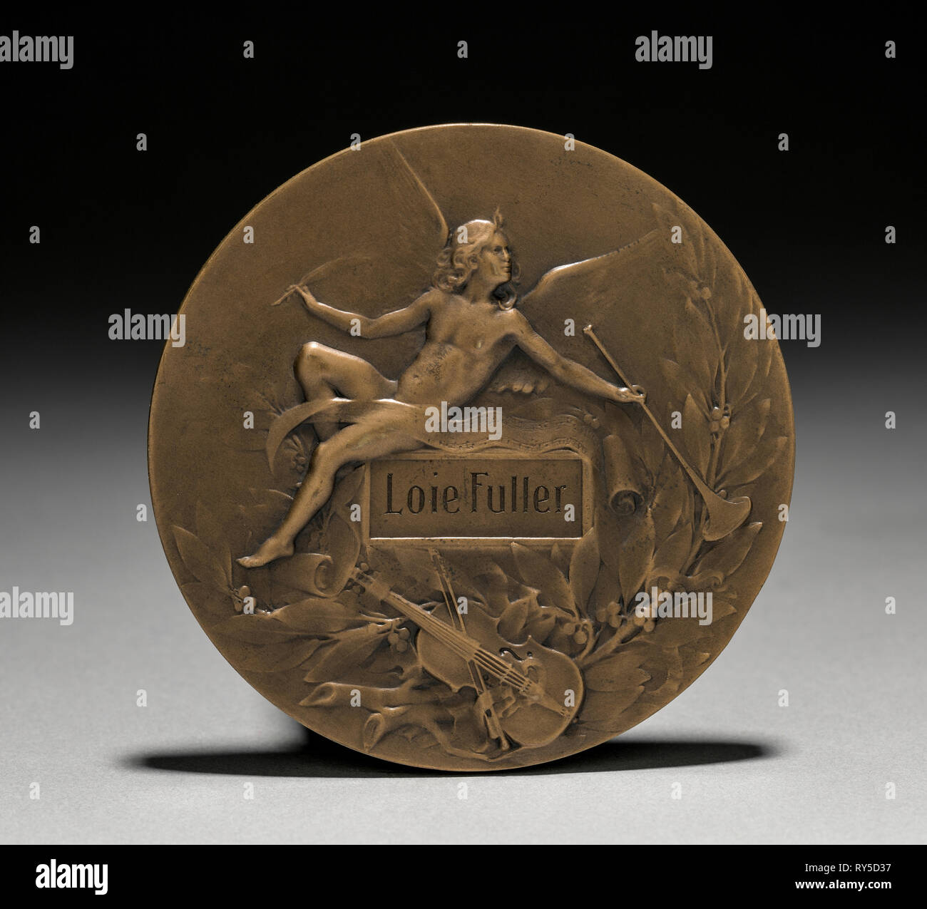 Medaglia presentato al Loïe Fuller dal governo francese: allegoria della musica (retromarcia). Marie Alexandre Lucien Coudray (Francese, 1864-1932). Bronzo; diametro: 7 cm (2 3/4 in Foto Stock