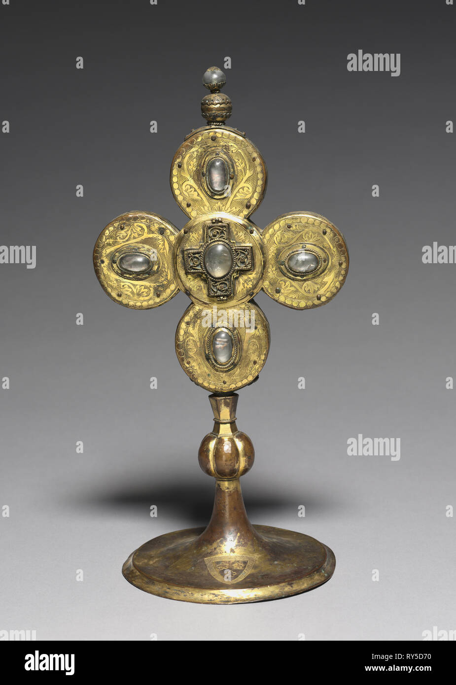 Reliquiario, 1200-1300. Francia, periodo gotico del XIII secolo. Rame: dorato, incisa; il cristallo di rocca; complessivo: 36 x 17,8 cm (14 3/16 x 7 in Foto Stock