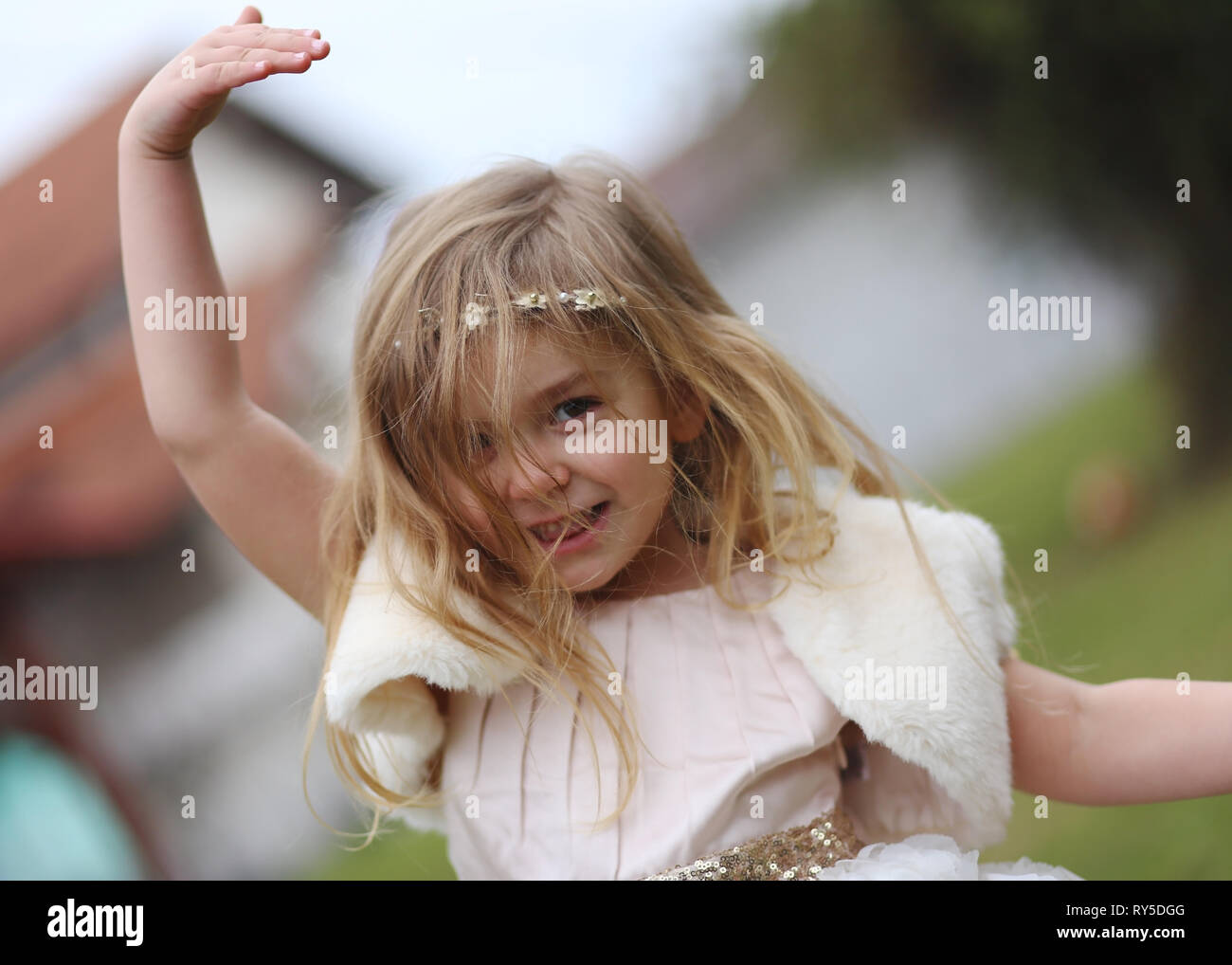 Bambina giocando e divertendosi Foto Stock