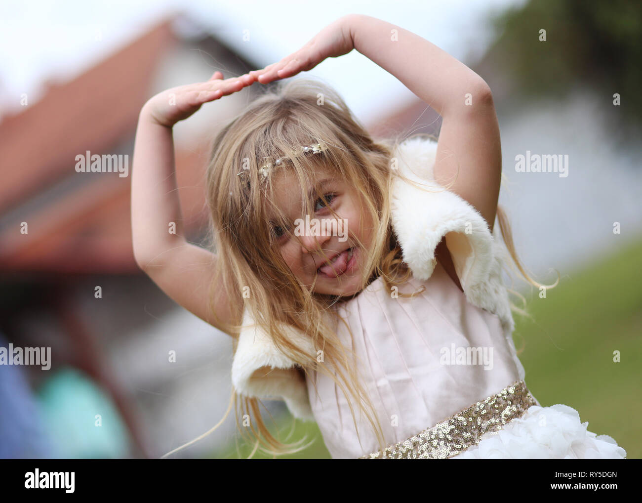 Bambina giocando e divertendosi Foto Stock
