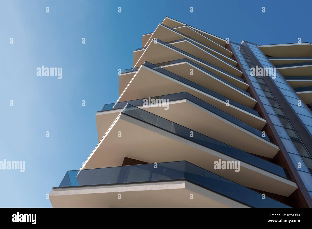 Parte di architettura moderna costruzione. Centro business Ufficio moderno edificio con facciata di cemento armato e vetro. Cemento armato Foto Stock