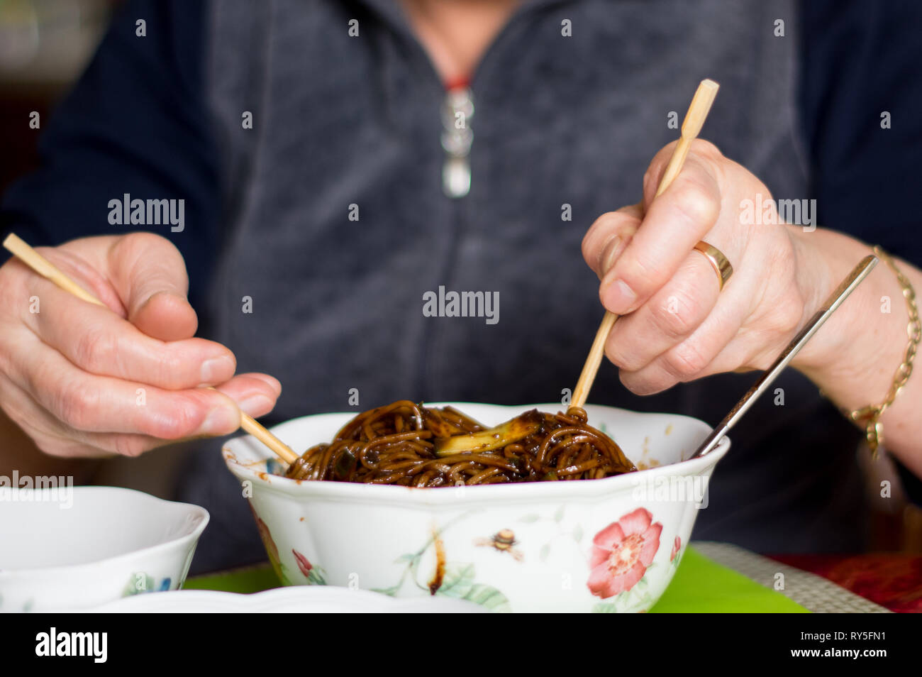 Il Jajangmyeon è un piatto cinese coreano conosciuto come noodle di fagioli  neri coreani Foto stock - Alamy