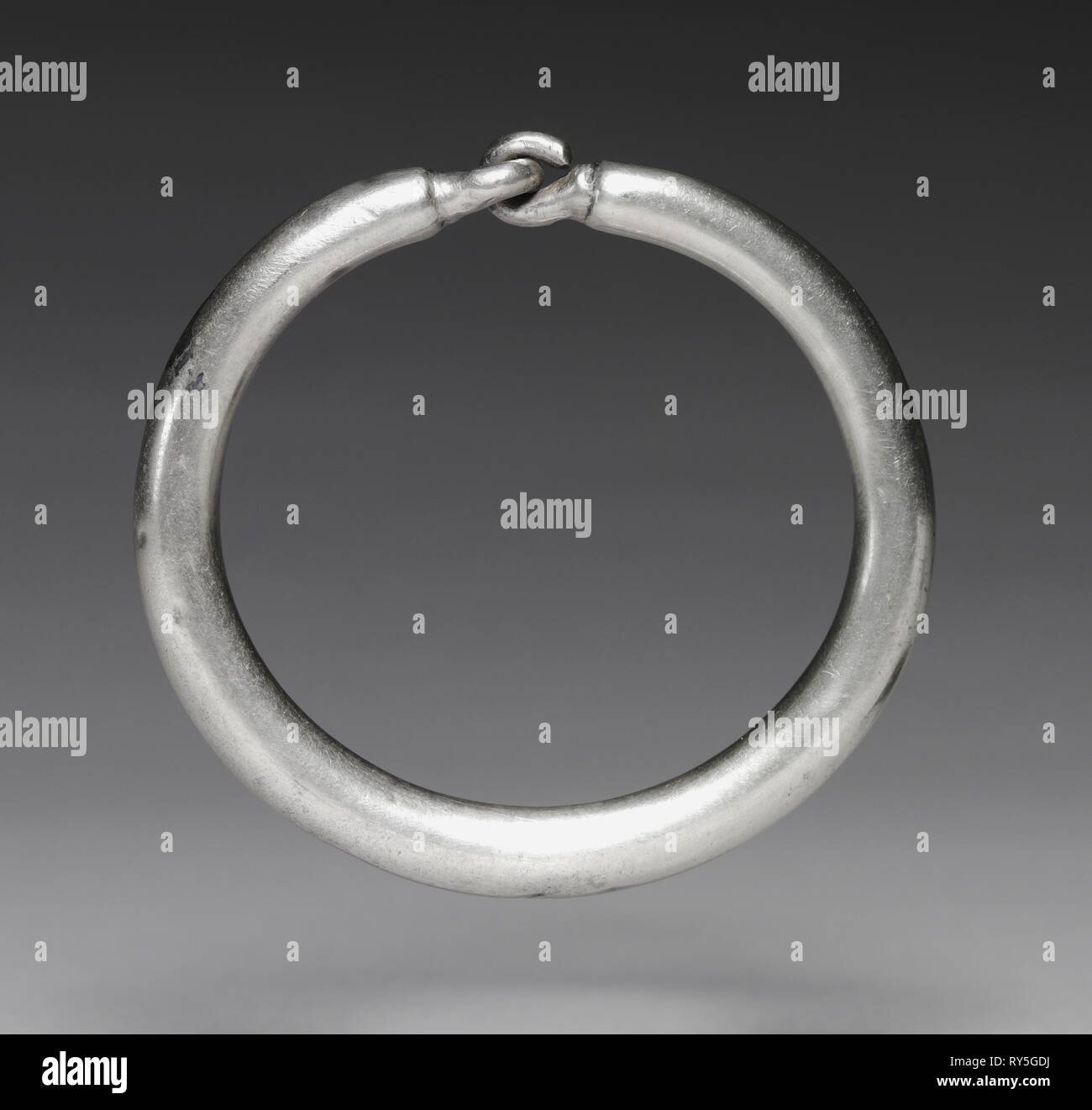 Bracciale, 2nd-1st secolo A.C. La Grecia, tardo periodo ellenistico. Argento; diametro: 8,3 cm (3 1/4 in Foto Stock