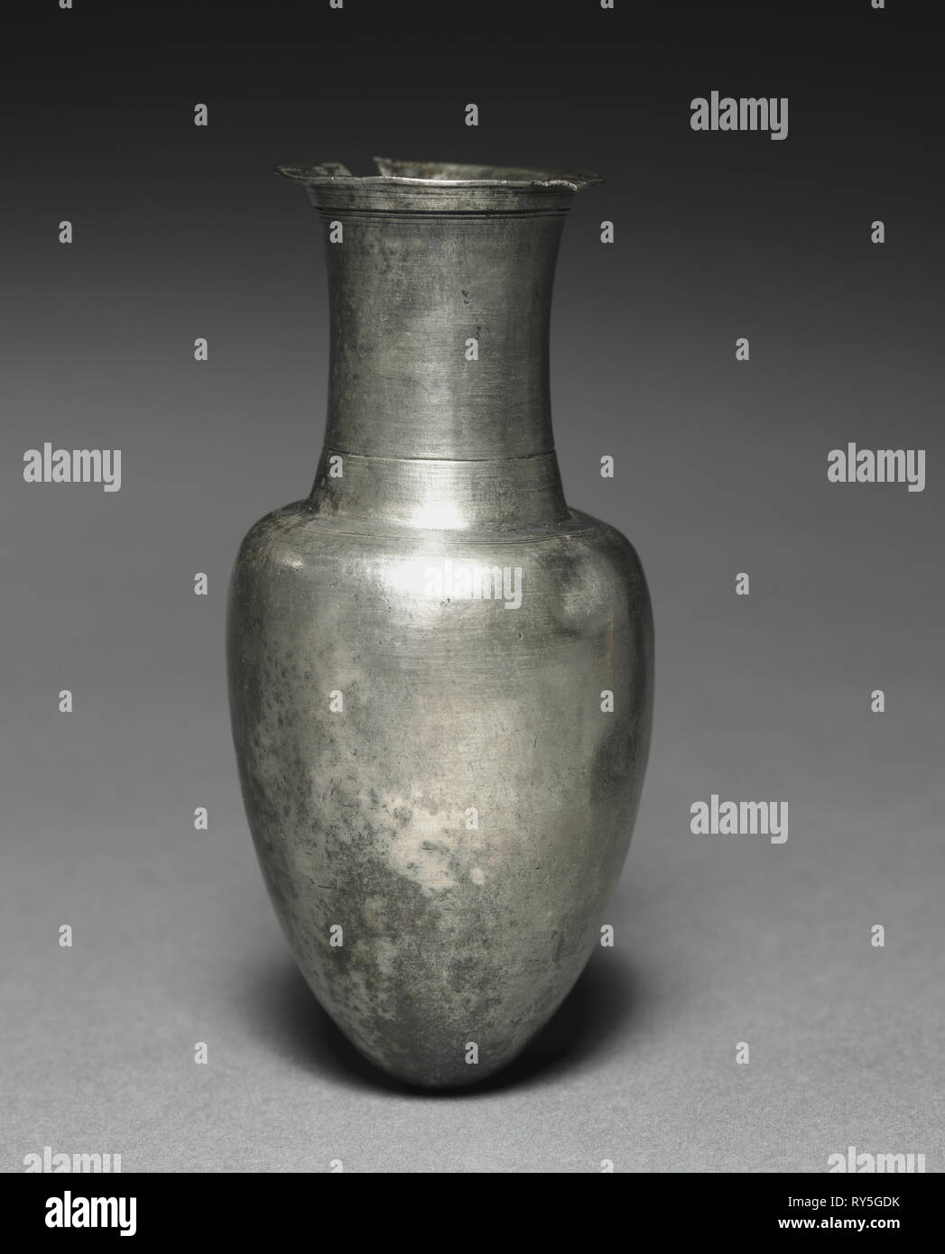 Amphoriskos, 2a-1st secolo A.C. La Grecia, tardo periodo ellenistico. Argento; complessivo: 11,7 cm (4 5/8 Foto Stock