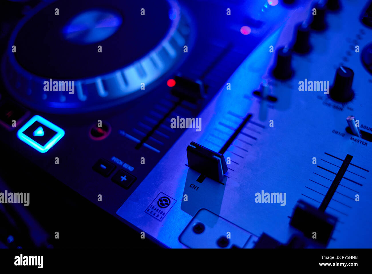 Disc Jokey dj mix audio pult Foto Stock