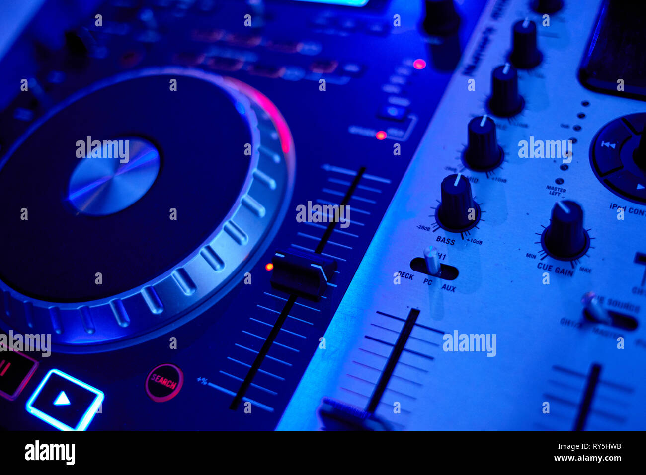 Disc Jokey dj mix audio pult Foto Stock