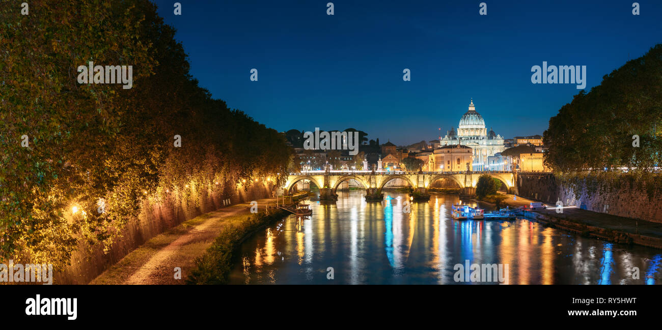 Roma, Italia. Basilica Papale di San Pietro in Vaticano e Ponte Aelian in sera illuminazione notturna Foto Stock