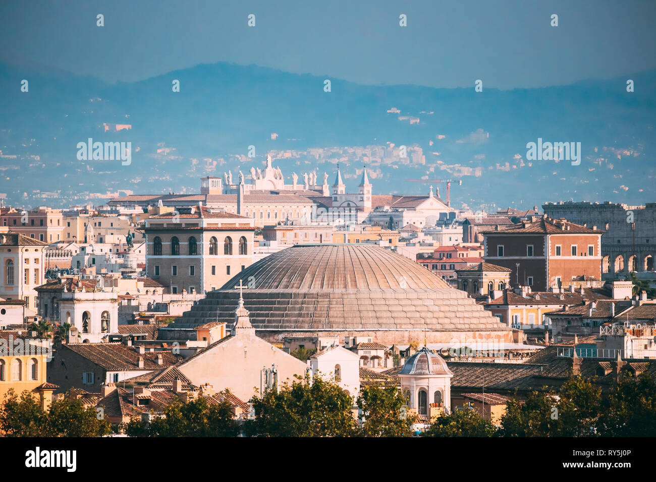 Roma, Italia. Tetto spiovente del Pantheon e il paesaggio urbano della città Foto Stock