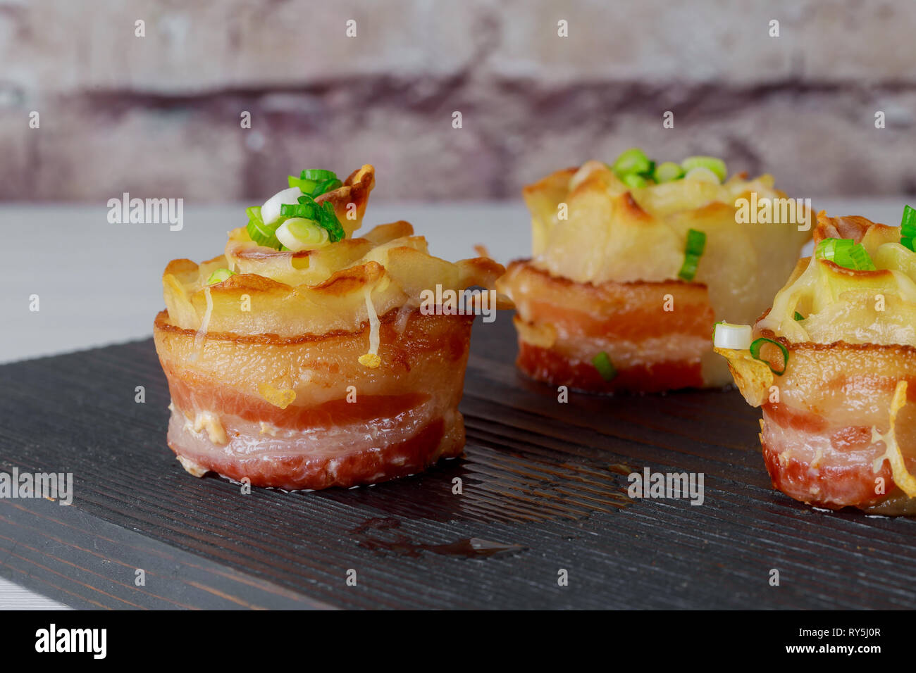 In casa autentica di patata sani patatine fritte golden delicious pancetta e formaggio antipasto pasto Foto Stock