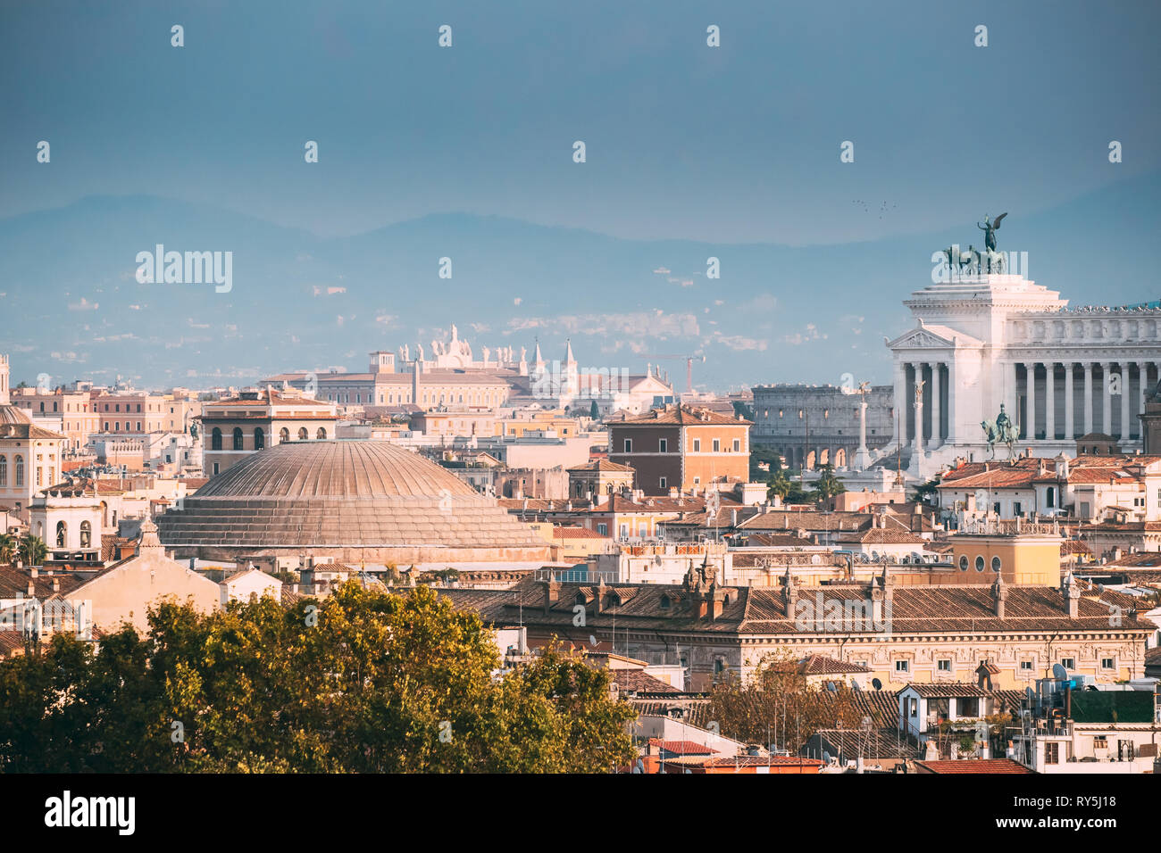 Roma, Italia. Tetto spiovente del Pantheon e il paesaggio urbano della città Foto Stock