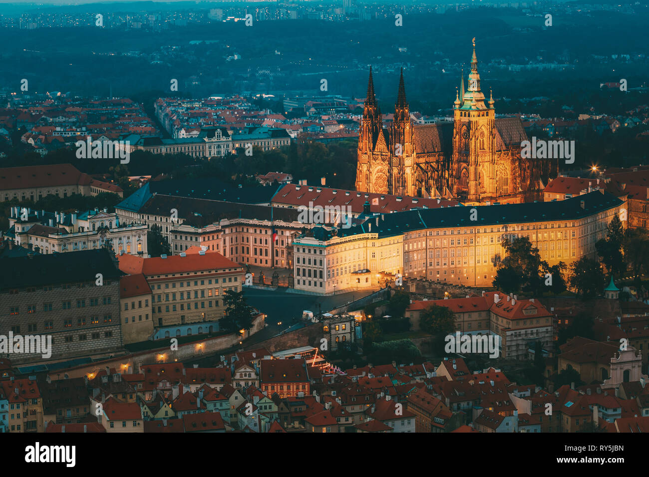 Vista di Praga, Repubblica Ceca. Il castello, la Cattedrale di San Vito. Vista aerea di Lesser Town, il castello di Praga e la chiesa di San Nicola Foto Stock