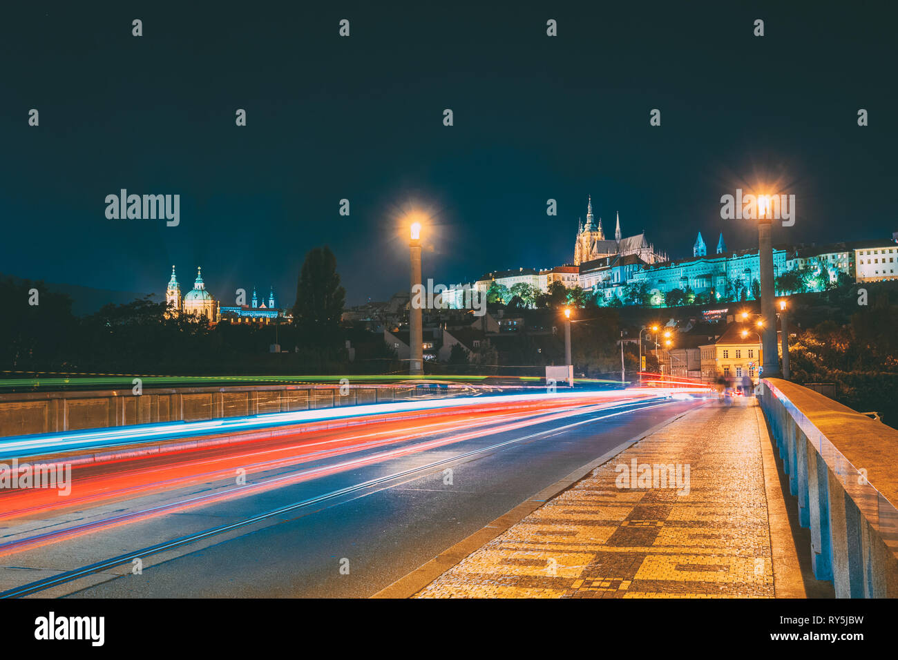 Praga, Repubblica Ceca. Vista notturna di Lesser Town dal Ponte Manes. Città Alta - Il castello, la Cattedrale di San Vito. Patrimonio mondiale dell UNESCO Foto Stock