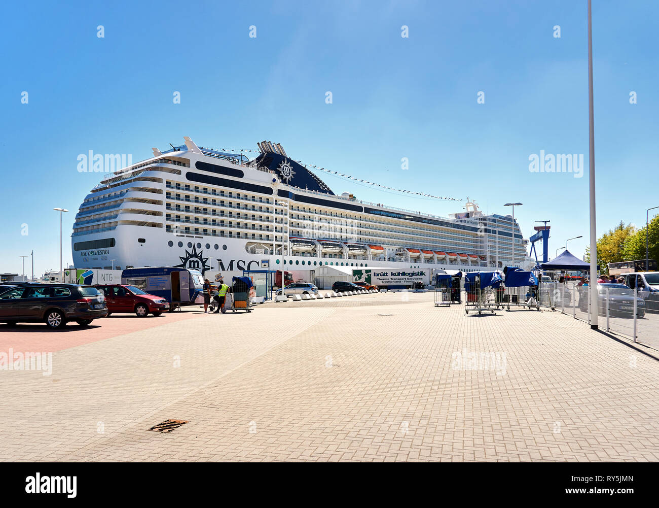 Rostock-Warnemünde/ Germania - 8 Maggio 2018: vista sulla nave da crociera MSC Orchestra nel porto della città mentre i passeggeri di caricamento e alimentazione Foto Stock