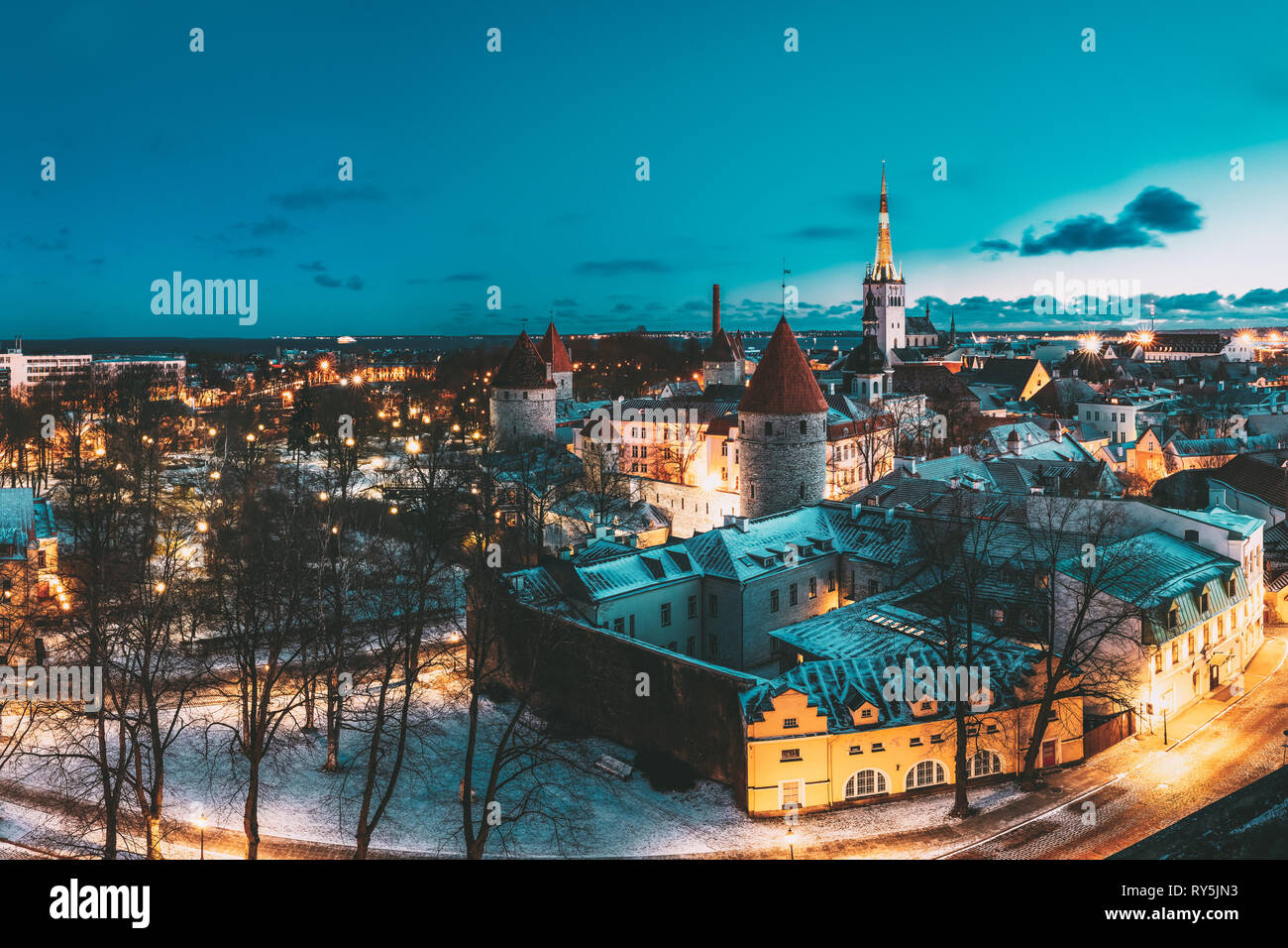 Tallinn, Estonia. Panorama delle tradizionali case medievali, antiche stradine e le antiche torri con mura di fortificazione in sera, di notte Foto Stock