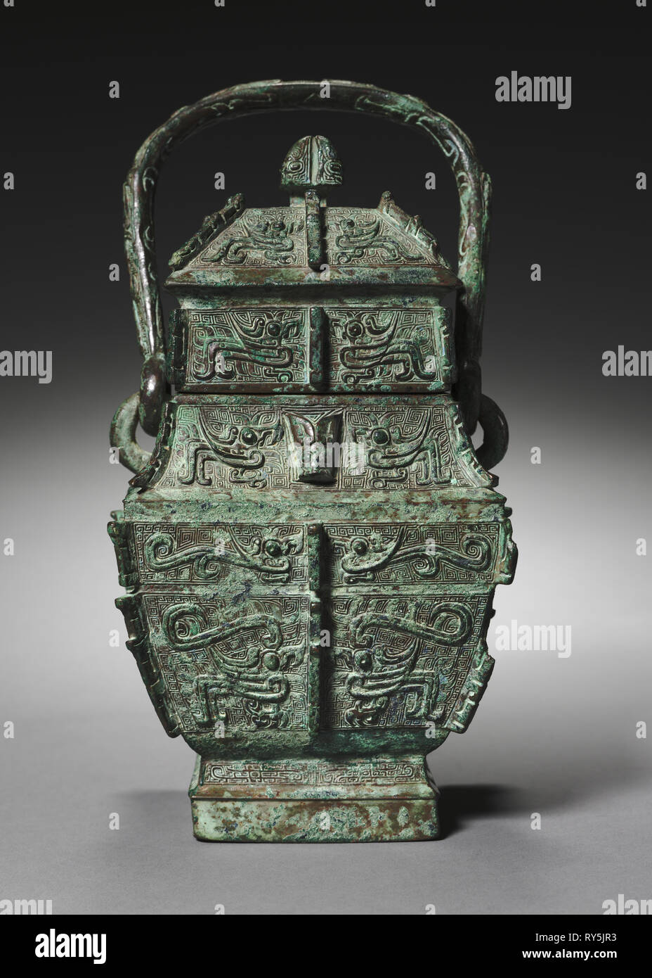 Vino quadrato contenitore (Fangyou), c. 1250-1046 A.C. La Cina, nella provincia di Henan, probabilmente Anyang, tarda dinastia Shang (c.1600-c.1046 BC), Anyang fase (c.1250-1046 BC). Bronzo; complessivo: 26,7 x 13,4 cm (10 1/2 x 5 1/4 in Foto Stock