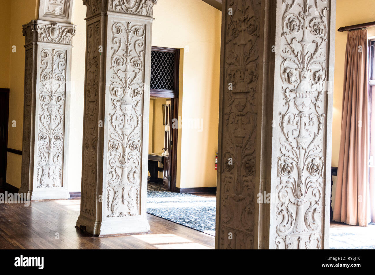 Colonne in una delle Ebell's camere principali, reminicent dello stile italiano di architettura. Foto Stock