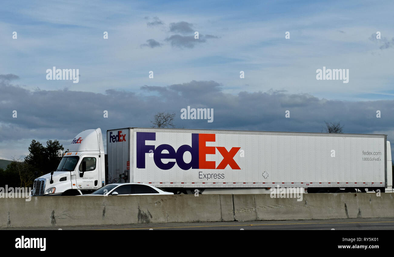 FedEx carrello su 880 Freeway su Alameda Creek in Union City California Foto Stock
