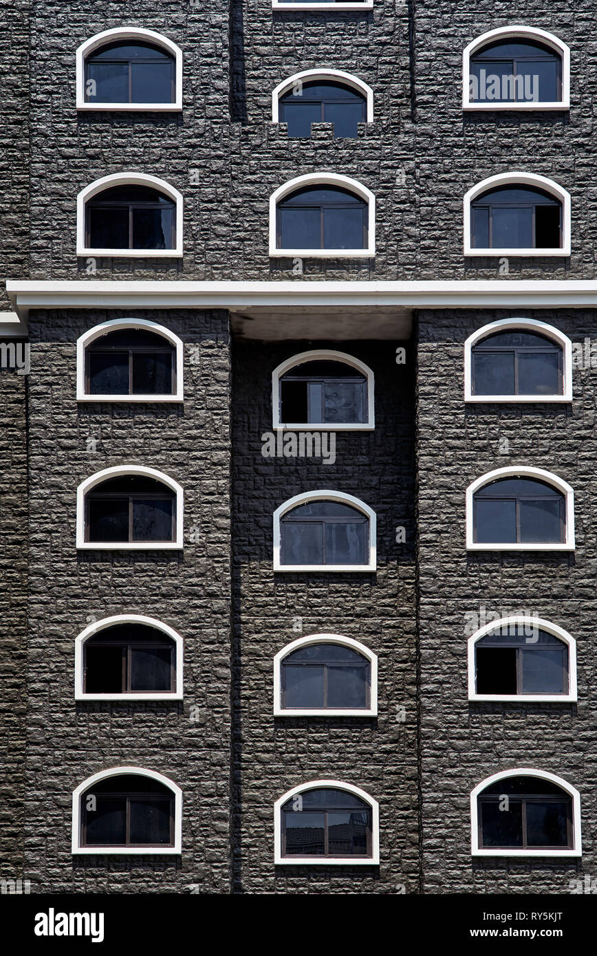 Simmetria di architettura di Windows su un edificio in Thailandia Foto Stock