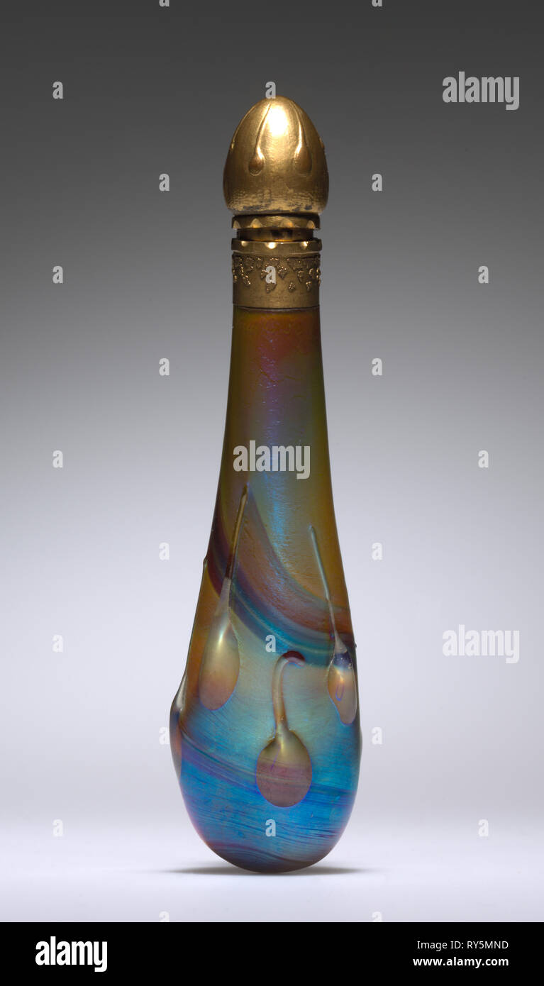 Bottiglia di profumo, c. 1900. Louis Comfort Tiffany (American, 1848-1933). Vetro con metallo dorato coperchio; complessivo: 13,4 cm (5 1/4 in Foto Stock