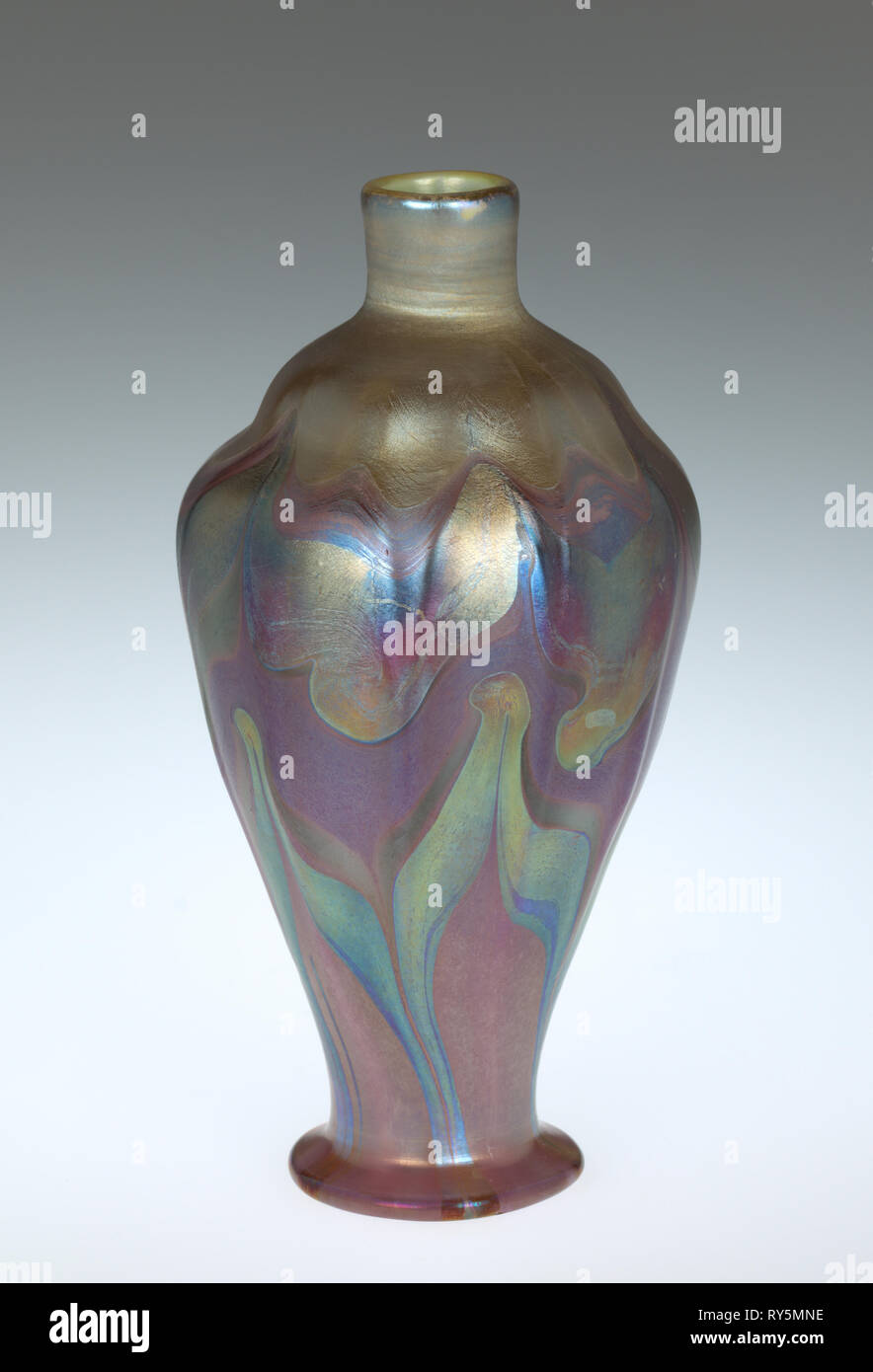 Vaso, c. 1900. Louis Comfort Tiffany (American, 1848-1933). Favrile vetro; complessivo: 15,9 cm (6 1/4 in Foto Stock