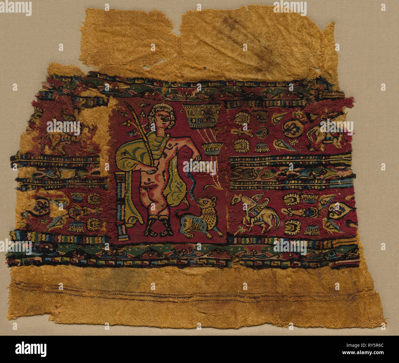 Manicotto da una tunica, 700s. Egitto, Islamici Umayyad o periodo Abbasid,  ottavo secolo. La lana; ad armatura a tela con slit-arazzo tessere;  complessivo: 31,7 x 34,2 cm (12 1/2 x 13 7/16 in Foto stock - Alamy
