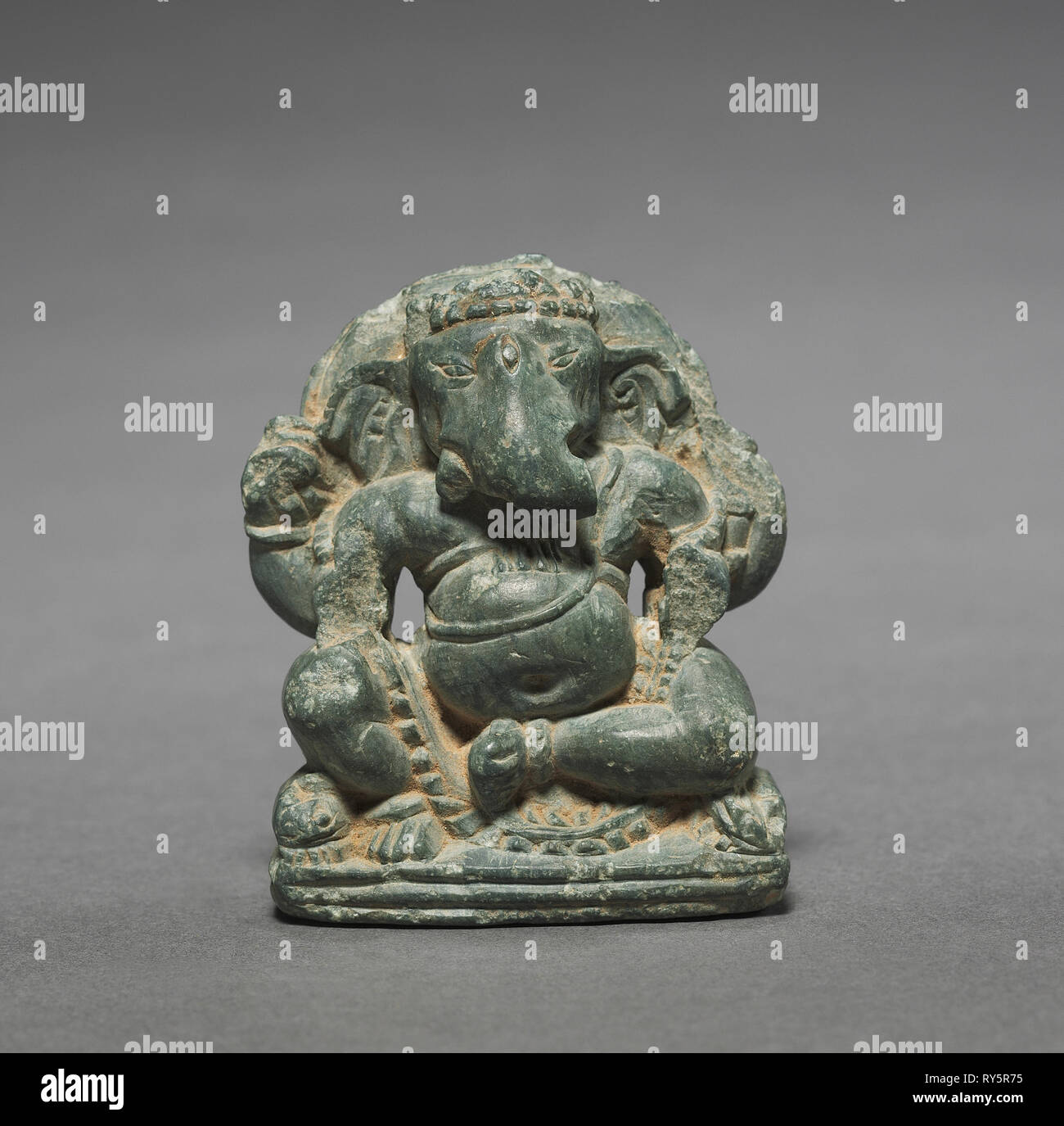 Seduto in miniatura Ganesa, c. 700s. India nord-occidentale o il Kashmir, c. Viii secolo. Lo scisto verdastro; complessivo: 5,4 cm (2 1/8 in Foto Stock