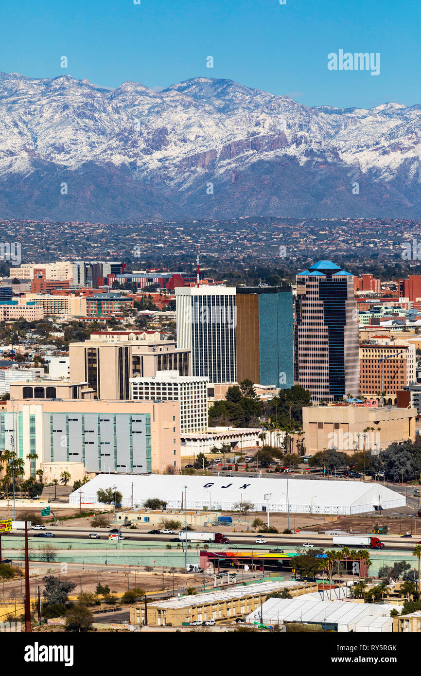 Vista del centro cittadino di Tucson, Arizona snow-capped neve sulle montagne Santa Catalina nella distanza. Foto Stock