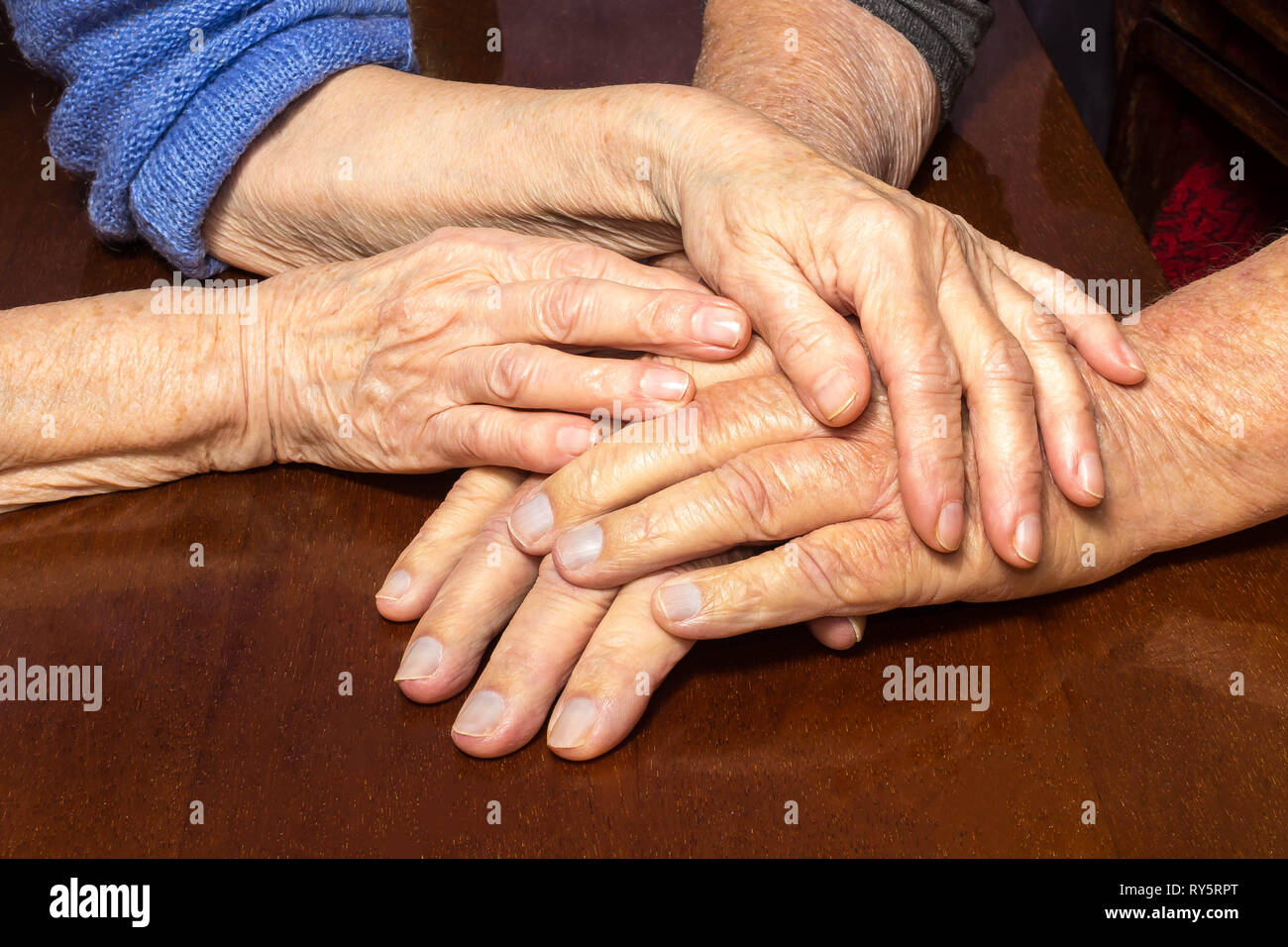 Le persone anziane tenendo le mani. Primo piano. Foto Stock
