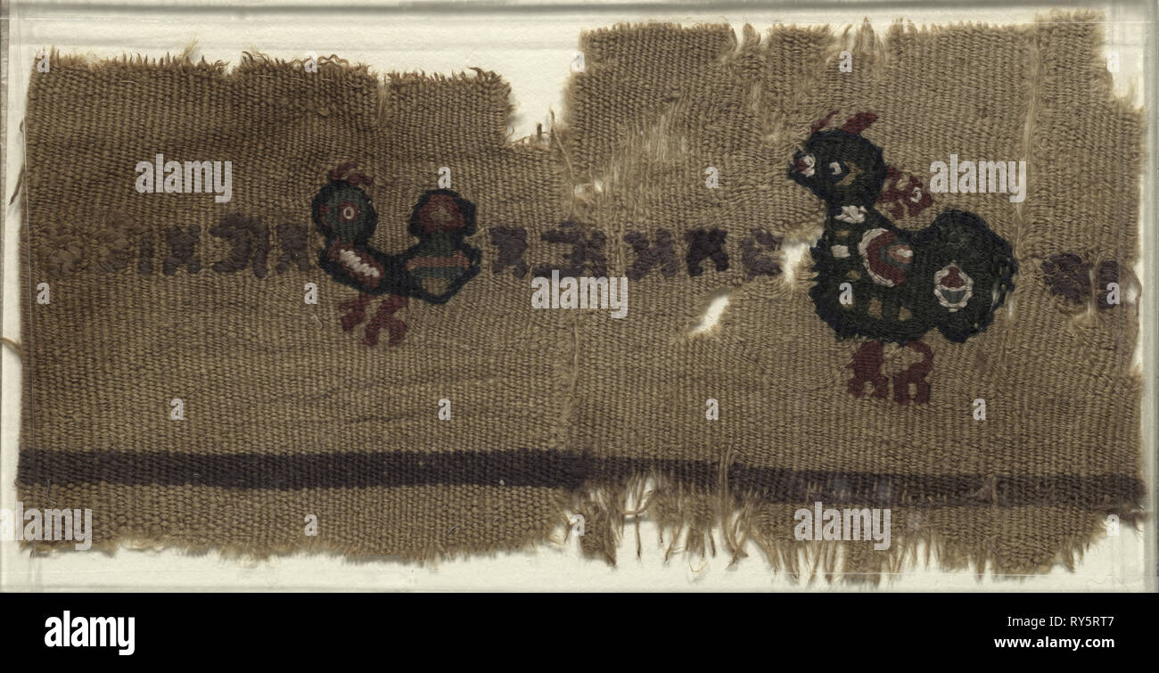 Arazzo con uccelli e lettere greche, 400s - 600s. Egitto, periodo bizantino, 5° - 7° secolo. Arazzo; la tessitura di lana e di lino; complessivo: 10,8 x 21 cm (4 1/4 x 8 1/4 in Foto Stock