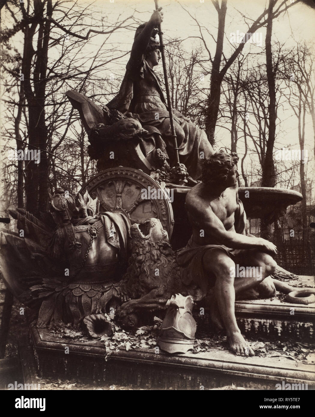 Versailles, Fontana di Francia Trionfante, 1904. Eugène Atget (Francese, 1857-1927). Albume stampa, dai toni dorati; immagine: 22 x 18,2 cm (8 11/16 x 7 3/16 in.); mascherino: 45,7 x 35,6 cm (18 x 14 Foto Stock