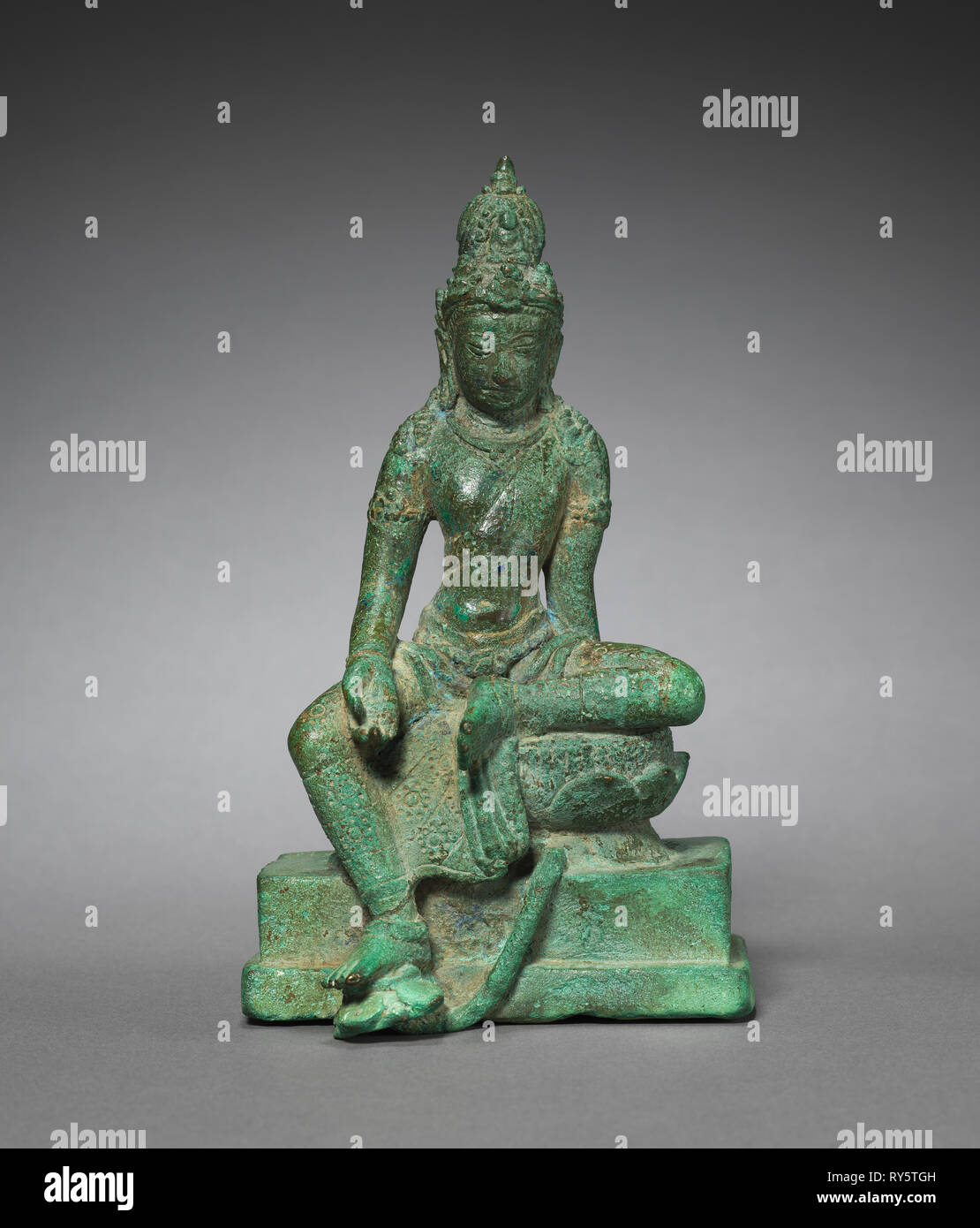 Avalokiteshvara (Bodhisattva della misericordia), 800s. Java, IX secolo. Bronzo; complessivo: 16,7 x 9,8 cm (6 9/16 x 3 7/8 in Foto Stock