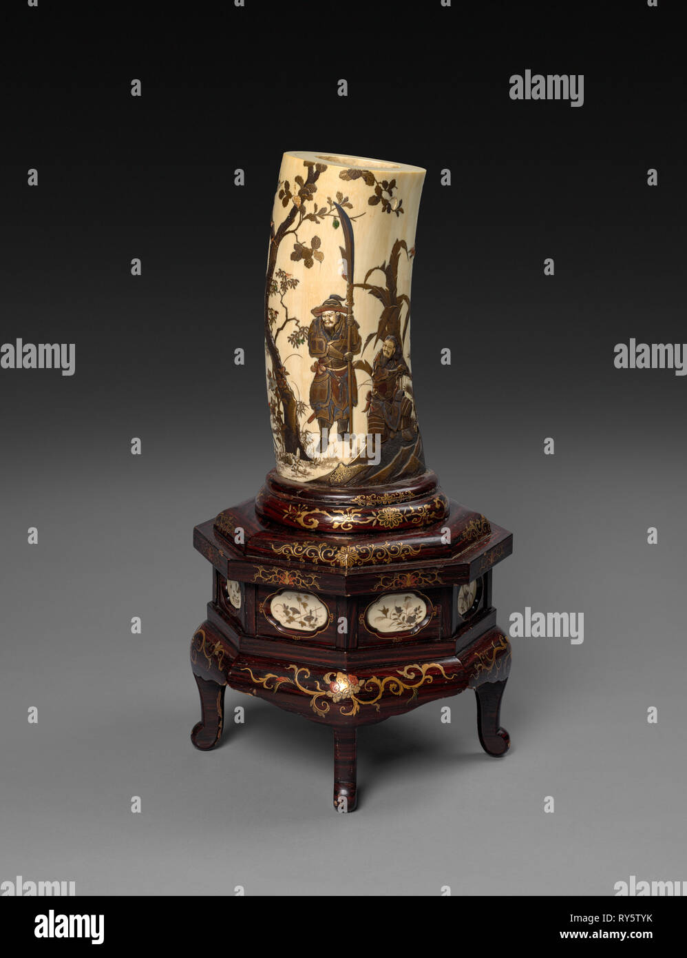L'avorio Brosmio Vase, c1800s. Giappone, xix secolo. Avorio intagliato, pigmento; complessivo: 27 cm (10 5/8 in.); base: 20 cm (7 7/8 in Foto Stock