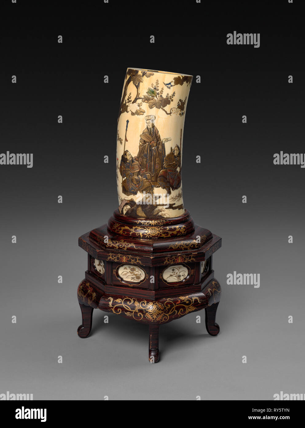 L'avorio Brosmio Vase, c1800s. Giappone, xix secolo. Avorio intagliato, pigmento; complessivo: 27 cm (10 5/8 in.); base: 20 cm (7 7/8 in Foto Stock