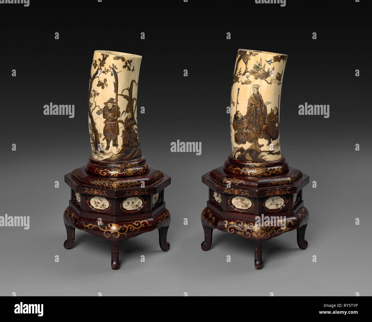 L'avorio Brosmio vasi, c1800s. Giappone, xix secolo. Avorio intagliato, pigmento; complessivo: 27 cm (10 5/8 in.); base: 20 cm (7 7/8 in Foto Stock