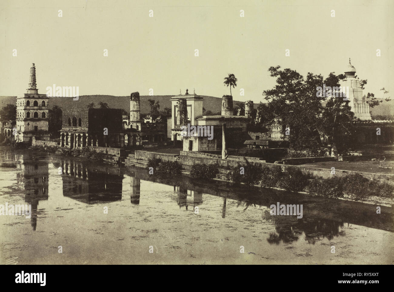 Taylor, Col. Prati; architettura in Dharwar e Mysore: Serbatoio e templi di Bunshunkuree, c. 1857. Col. Thomas Biggs (British, 1822-1905), J. Murray, pl. 88. Albume stampa dal collodio umido negativo; immagine: 26,7 x 39,4 cm (10 1/2 x 15 1/2 in.); mascherino: 50,8 x 61 cm (20 x 24 pollici Foto Stock