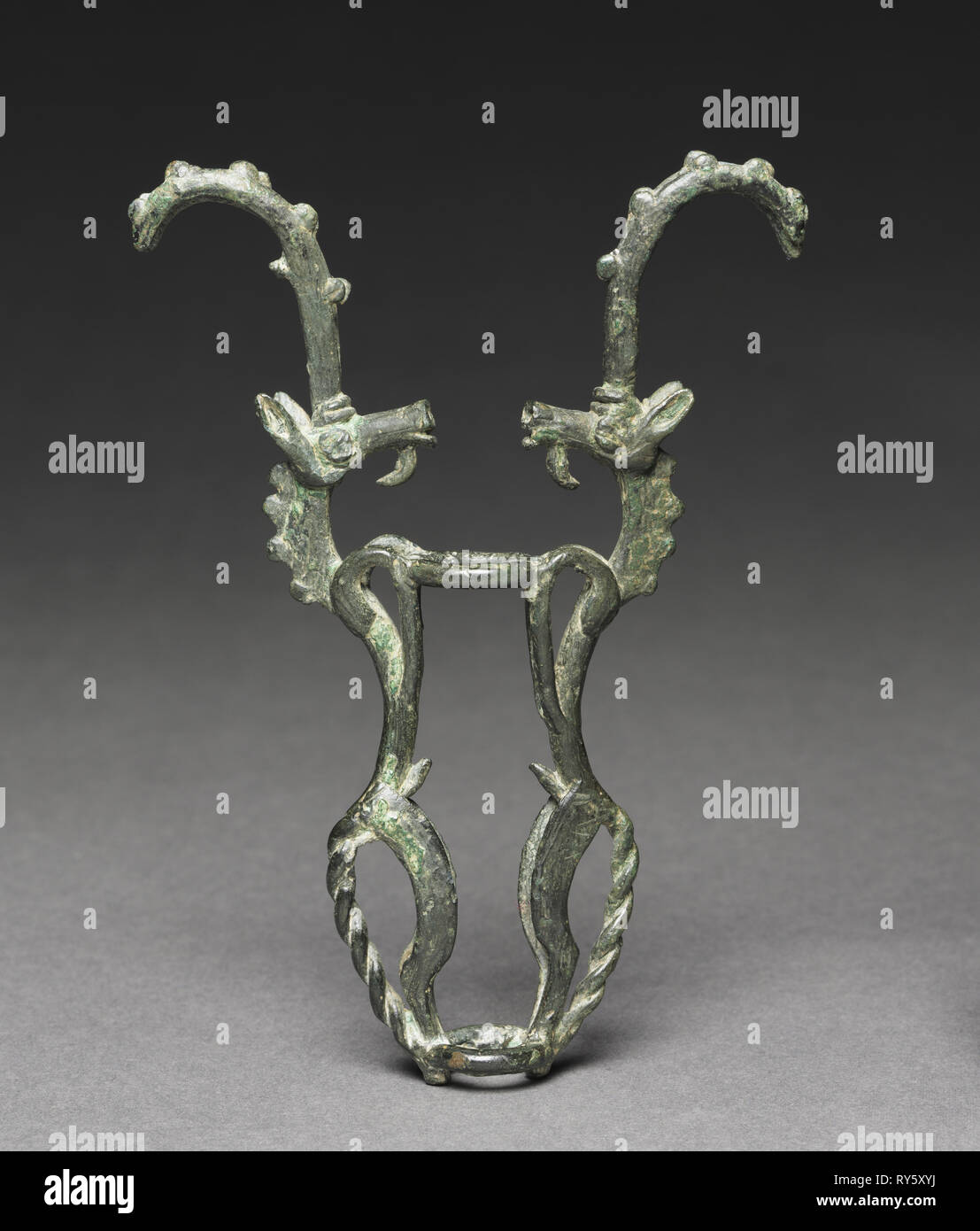 Ibex Terminale per tenda Standard, c. Da 700 a 600 BC. Luristan, Iran, c. Da 700 a 600 BC. Bronzo; complessivo: 13,5 x 9,7 x 1,9 cm (5 5/16 x 3 13/16 x 3/4 in Foto Stock