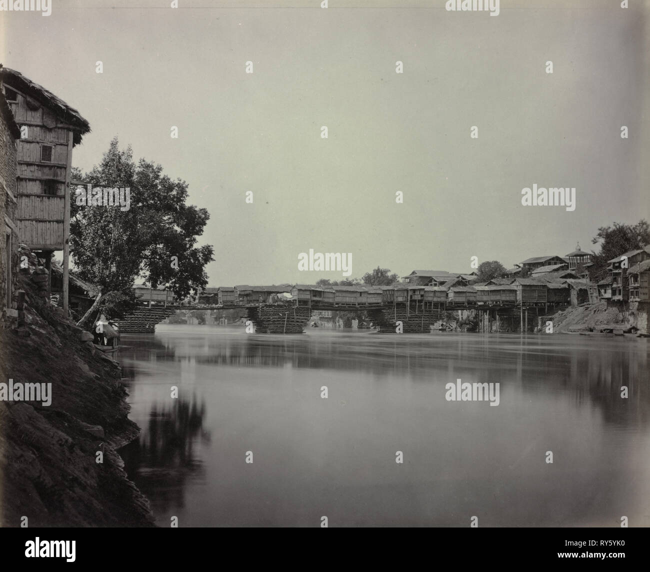 Ponte di negozi, Srinagar Kashmir, 1864. Samuel Bourne (British, 1834-1912). Albume stampa dal collodio umido negativo; immagine: 23,6 x 29,1 cm (9 5/16 x 11 7/16 in.); mascherino: 40,6 x 50,8 cm (16 x 20 Foto Stock
