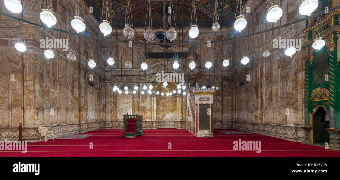 Decorate alabastro (marmo) parete con inciso nicchia (Mihrab) e piattaforma (Minbar) presso la grande moschea di Muhammad Ali Pasha (Moschea di alabastro), sit Foto Stock