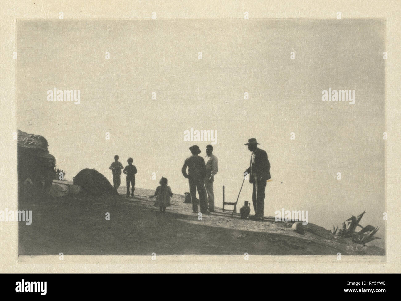 Fotocamera Lavoro: gruppo su una collina Strada - Granada, 1914. J. Craig Annan (British, 1864-1946). Helios Foto Stock