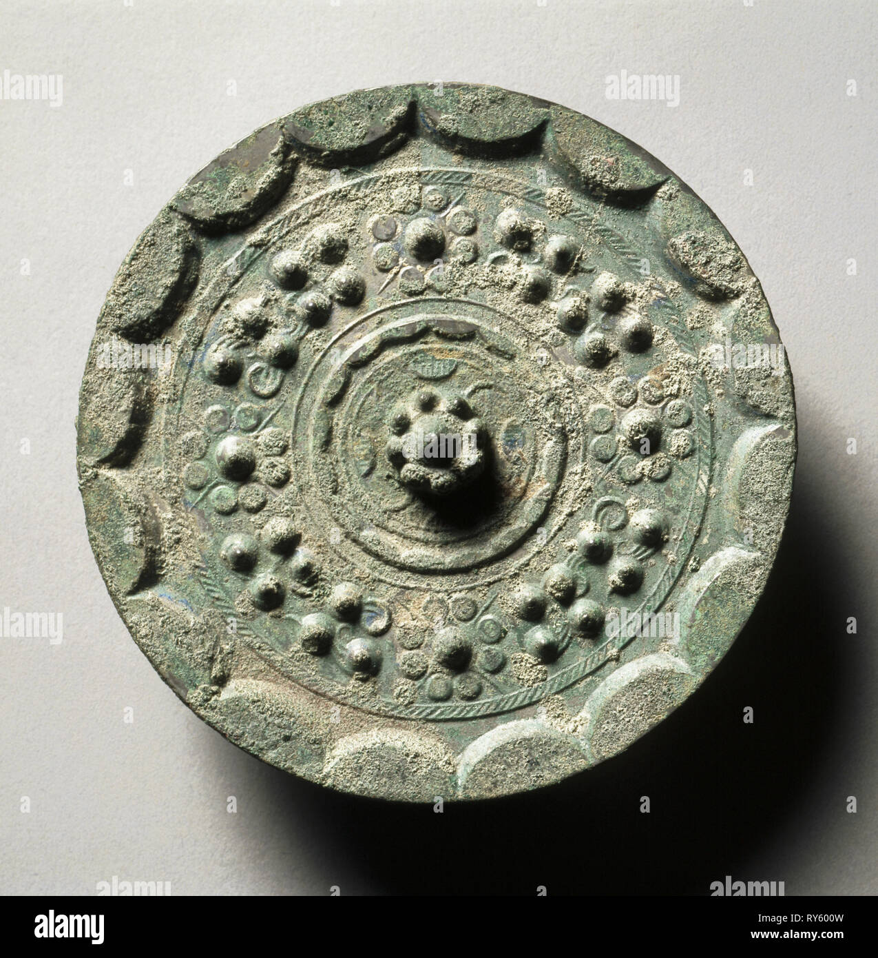 Specchio con nuvole e nebulose, fine del III secolo A.C. - inizio del I secolo. Cina, dinastia Han occidentali (202 BC-AD 9). Bronzo; diametro: 13 cm (5 1/8 in.), in totale: 1,7 cm (11/16 in.); RIM: 0,6 cm (1/4 in Foto Stock