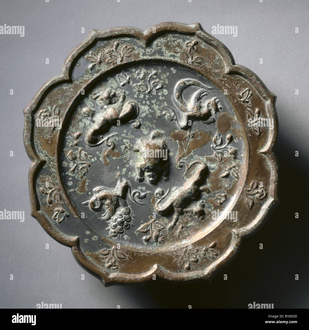 Octafoil specchio con accovacciata animali, inizi del VII secolo - inizio del X secolo Foto Stock