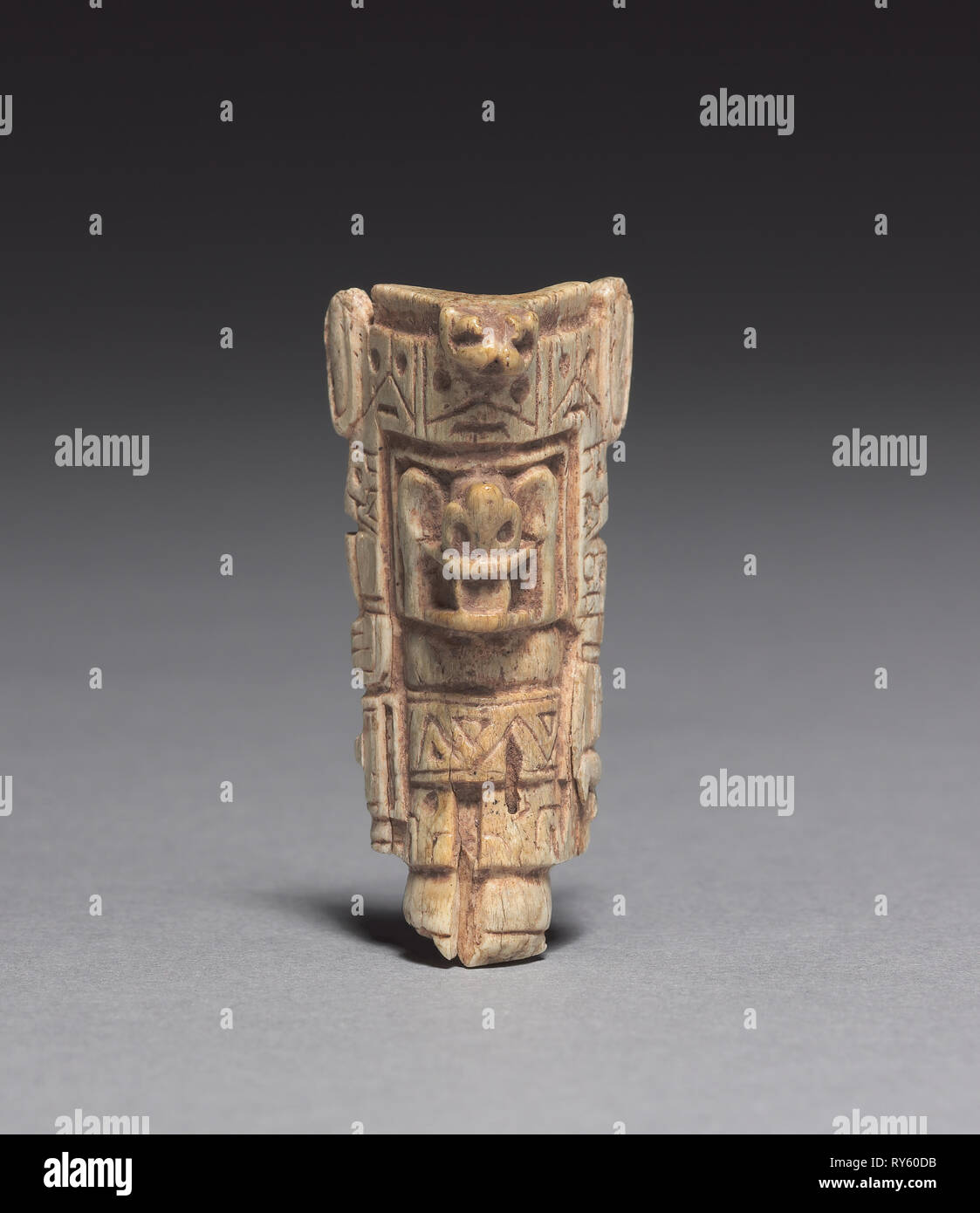Sacrificer, 400-1000. Bolivia, Perù o Cile, Southern Highlands, inizio Tiwanaku stile, 400-1000. Osso intagliato; complessivo: 5,1 cm (2 in Foto Stock