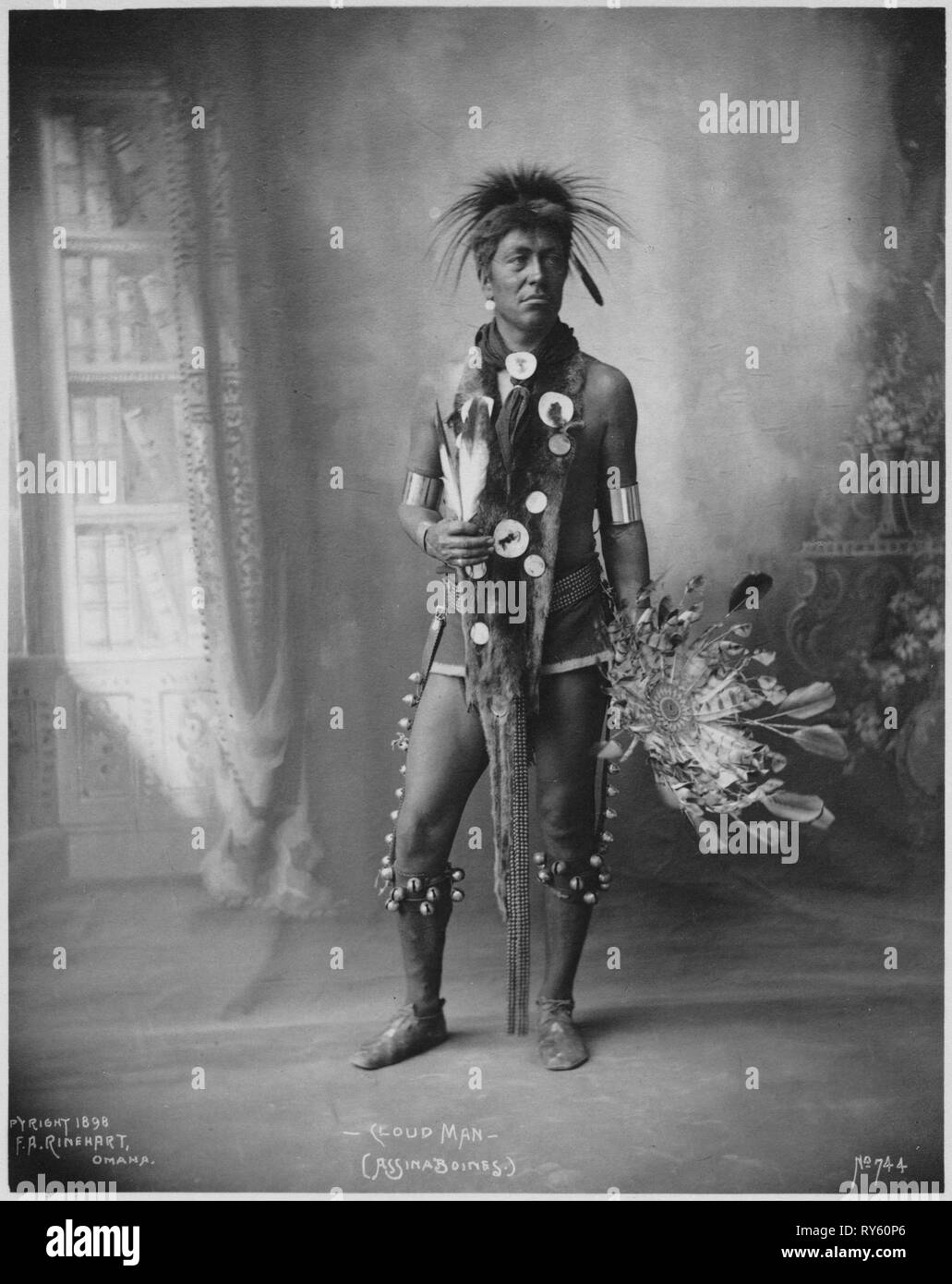 Il Cloud Man (Assinaboines), 1898. Frank A. Rinehart (American, 1861-1928). Platinum print; immagine: 22,8 x 18 cm (9 x 7 1/16 in.); mascherino: 50,8 x 40,6 cm (20 x 16 Foto Stock