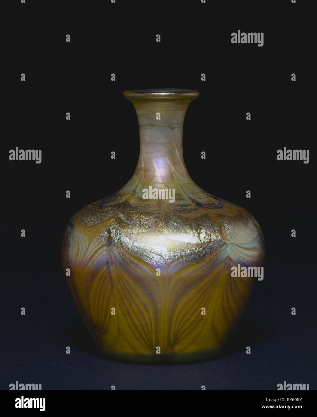 Vaso, c. 1894. Studio di Louis Comfort Tiffany (American, 1848-1933). Favrile vetro; diametro: 7,8 cm (3 1/16 in.); complessivo: 10,2 cm (4 in Foto Stock