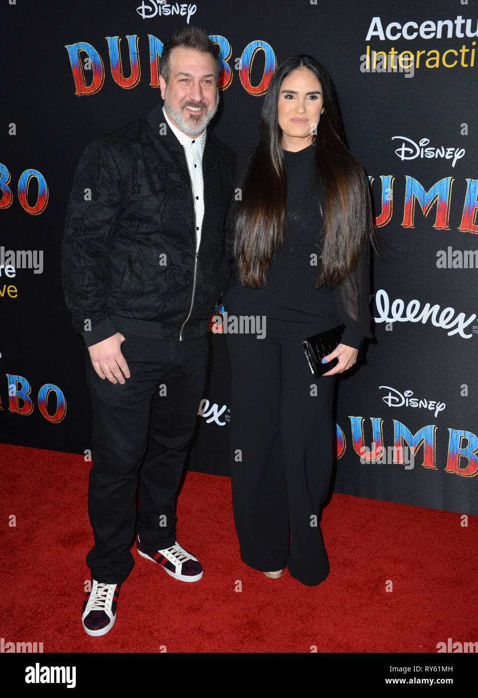 Los Angeles, Stati Uniti d'America. Undicesimo Mar, 2019. LOS ANGELES, CA. Marzo 11, 2019: Joey Fatone & Izabel Araujo in prima mondiale di "umbone' al El Capitan theater. Credito Foto: Paul Smith/Alamy Live News Foto Stock