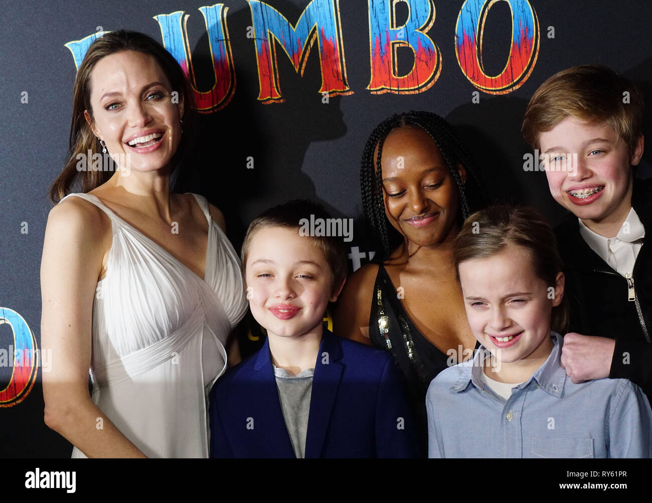 Hollywood, California, USA. Undicesimo Mar, 2019. Angelina Jolie con i suoi figli Knox Jolie-Pitt e Zahara Marley Jolie-Pitt 027 assistere alla premiere di Disney s Dumbo a El Capitan theater su Marzo 11, 2019 a Los Angeles, California. Credito: Tsuni / USA/Alamy Live News Foto Stock