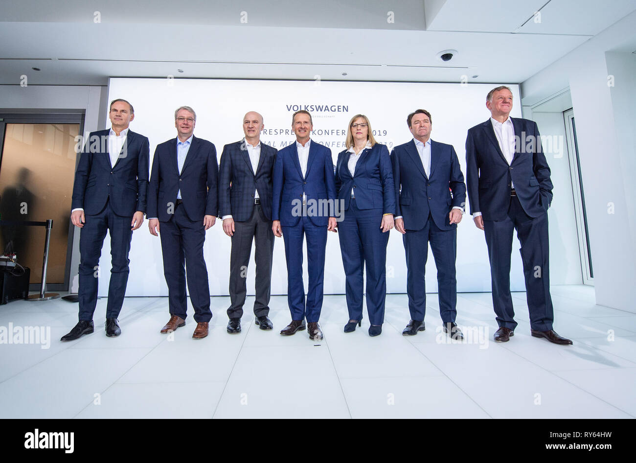 12 marzo 2019, Bassa Sassonia, Wolfsburg: Oliver Blume (l-r), presidente del consiglio di amministrazione di Porsche AG, Stefan Sommer, membro del consiglio di amministrazione della VW, Frank Witter, membro del consiglio di amministrazione della Volkswagen AG, Chief Financial Officer di Volkswagen AG, Herbert Diess, presidente del consiglio di amministrazione della Volkswagen AG, Hiltrud Dorothea Werner, membro del consiglio di amministrazione della Volkswagen AG, Abramo Schot, presidente del consiglio di amministrazione di Audi AG, Andreas Renschler, presidente del consiglio di amministrazione della Volkswagen Nutzfahrzeuge AG, si riunirà prima dell'annuale P Foto Stock